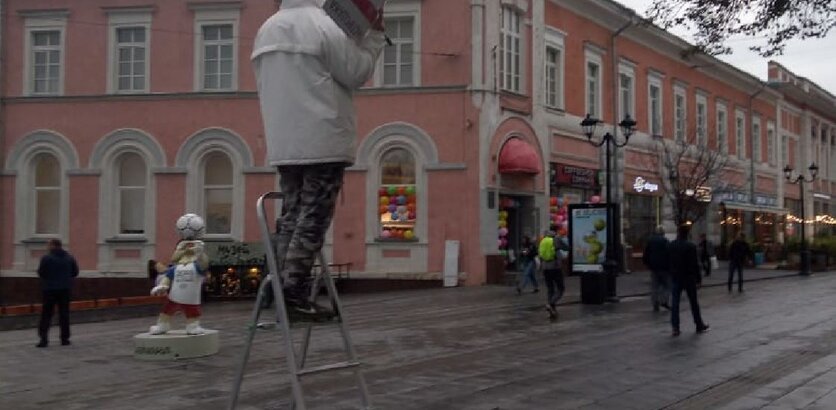  Сотрудники АТИ изъяли громкоговоритель и стремянку у зазывал на Большой Покровской в Нижнем Новгороде 