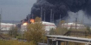 Пожар разгорелся на нефтеперерабатывающем заводе «Лукойл» в Нижегородской области